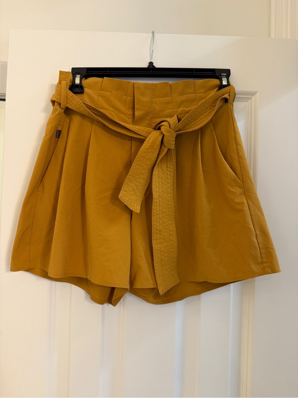 Athleta Skyline Short II Hero Paper Bag Waist Tuscan Gold XS Like New
